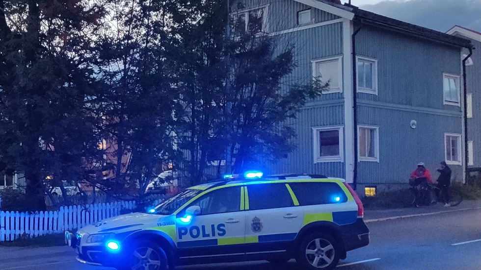 Polisen körde runt i centrala Kiruna med blåljus för att få stopp på bilföraren.