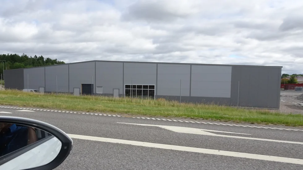 Hur tänker kommunen? Samtidigt som det planneras att bygga ett högt hus i Årby byggs ett lågt grått hus vid
 Skiftinge rondellen. Skriver insändarskribenten.