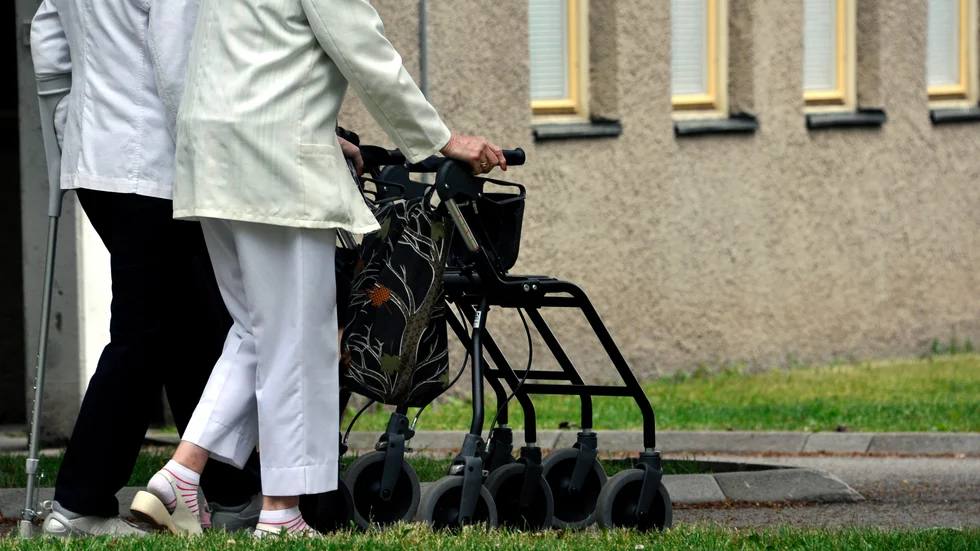 Nya hyres- och bostadsrätter ska ge äldre möjlighet att  att bo kvar på den ort där man trivs och är rotad, skriver Caroline Hoffstedt och  Ylva Stadell.