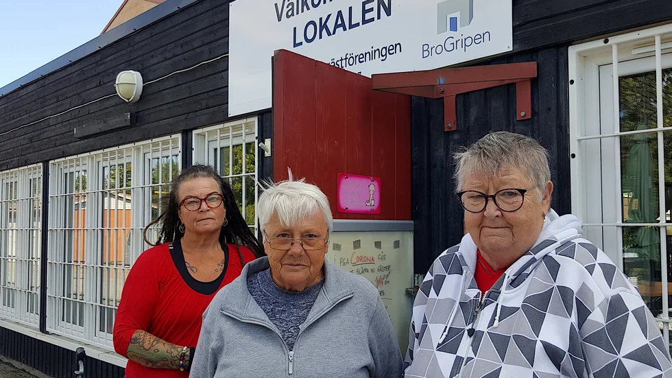 Ann-Sofie Millberg, Solveig Bladin och Kerstin Andersson på plats vid lokalen dit Solveig och Kerstin fick komma efter att deras hem brunnit upp.