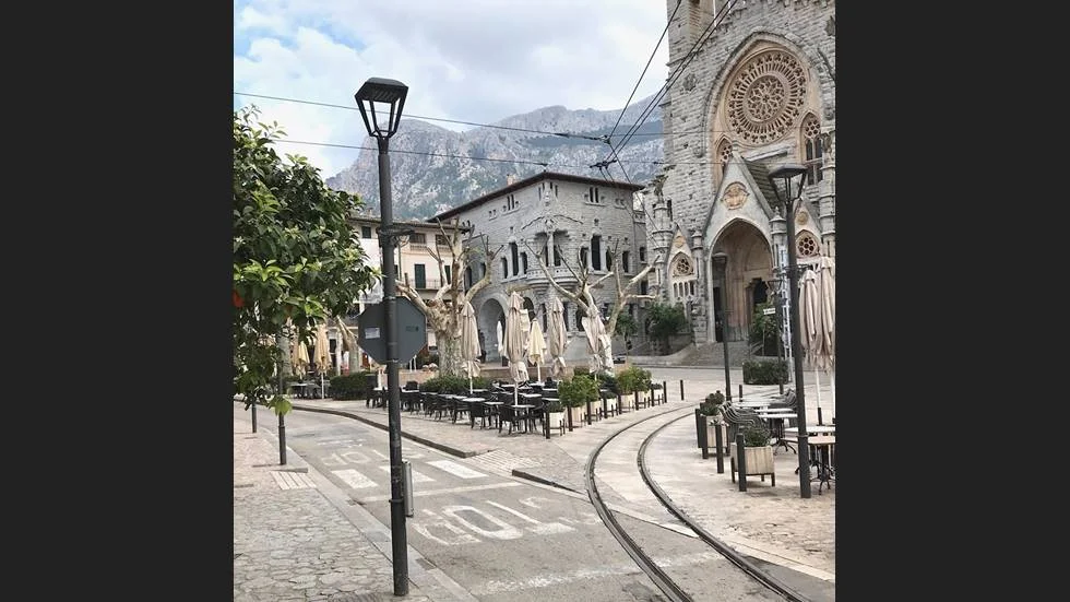 Stora torget i Soller är helt öde. Inga Sollerbor, inga turister eller lekande barn eller spårvagn som rasslar förbi.