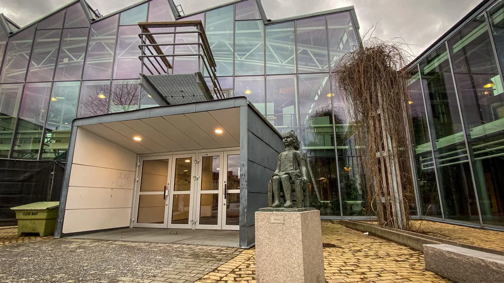  Det enda sättet för rektorn att hålla budgeten är att sparka personal vilket sker just nu och fler lär det bli skriver "Fortfarande orolig".
Bilden: Bildningscentrum Stenhammar Stenhammarskolan 