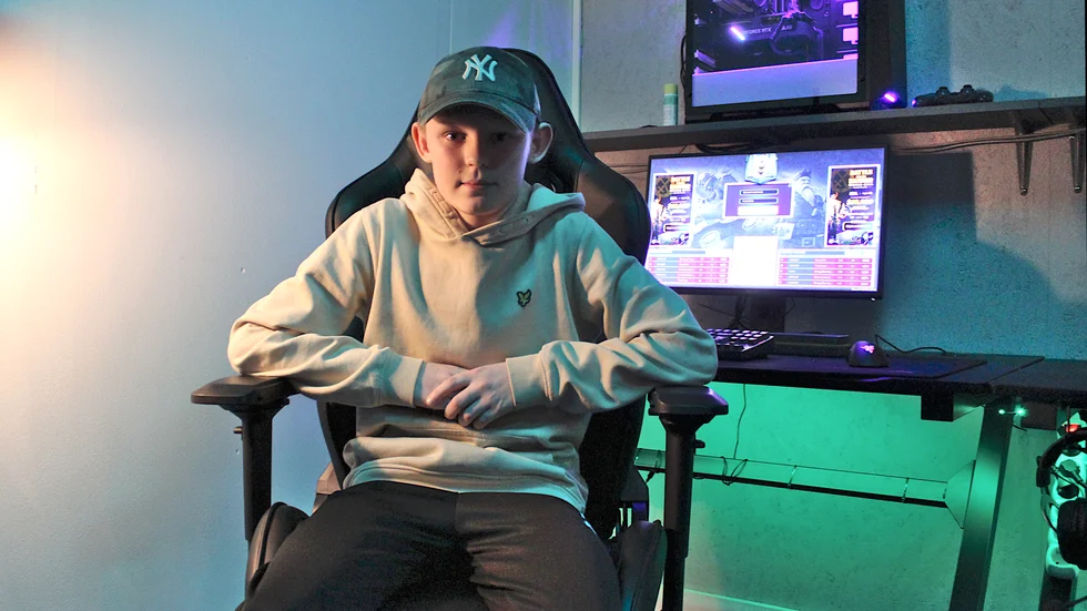 Herman Helge, 11 år, berättar att det krävs en hel del övning för att bli bra på datorspel. 