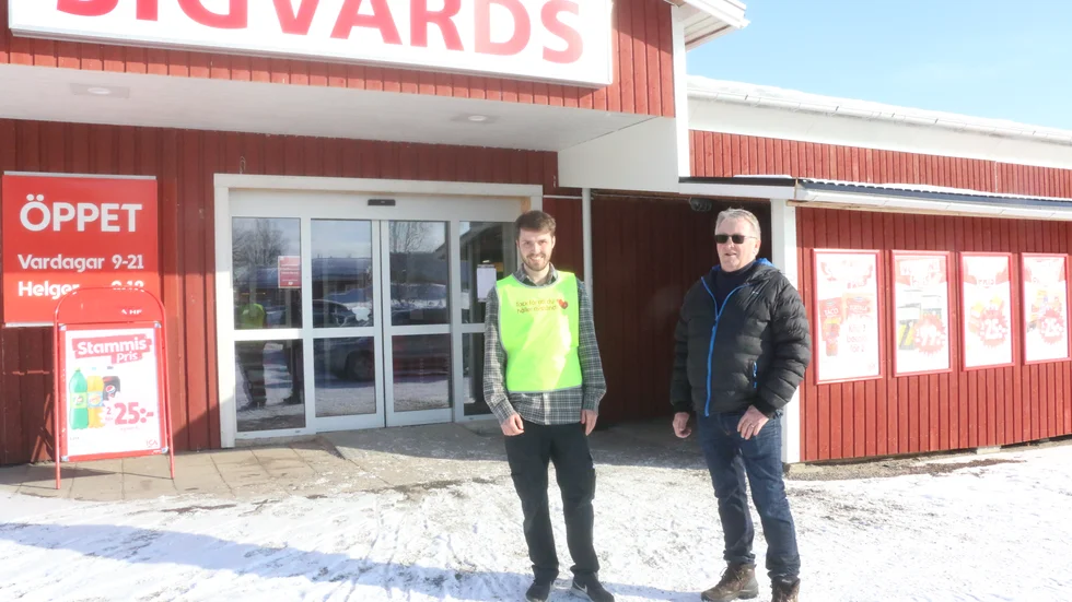 Servicen i byn är det inget fel på, särskilt inte sedan Olle Rova (till vänster) tagit över och satsar på butiken, men det byggs och satsas alldeles för litet kommunalt, menar Stig Nilsson.