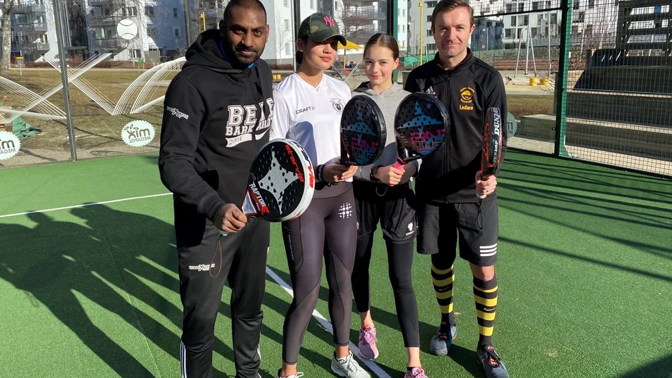 Viktor och Nora Matsenius samt Elin och Rickard Strömdahl hade bokat en tid för padel utomhus i solskenet på lördagen i Rosendal.
