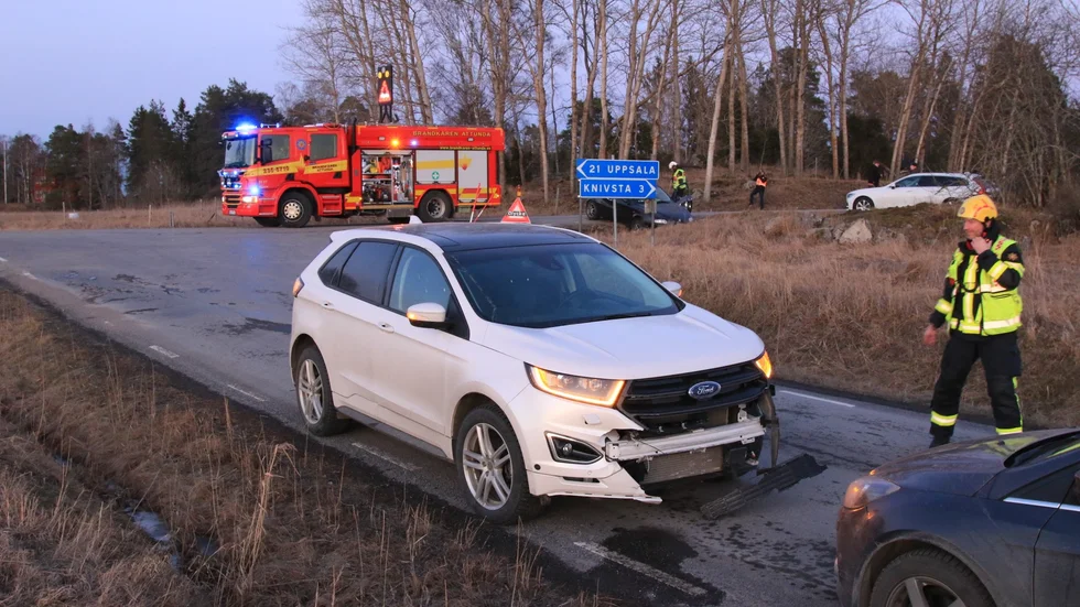 Två personbilar krockade i anknytning till en korsning i Knivsta.