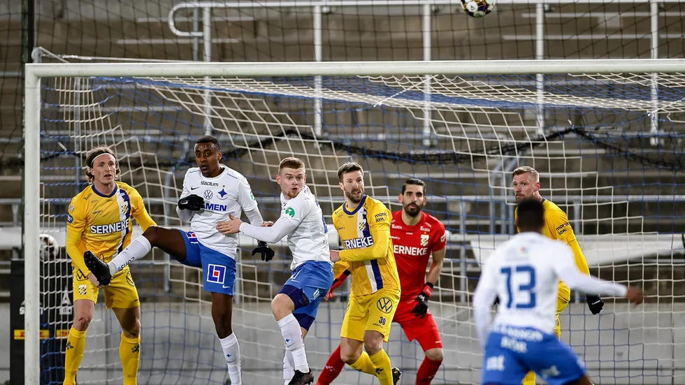 Theo Rask försvarar IFK-färgerna på ett inlägg ihop med Dino Salihovic.