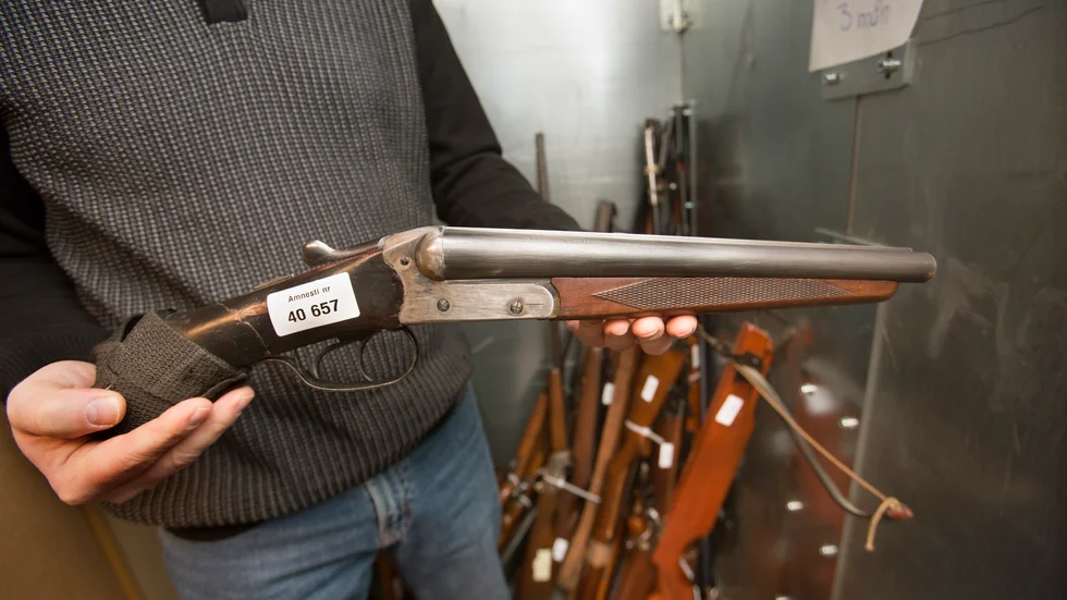 En polis visar ett beslagtaget avsågat hagelgevär. Ett liknande vapen användes av en kommuninvånare. Nu får han fängelse för vapenbrott.
