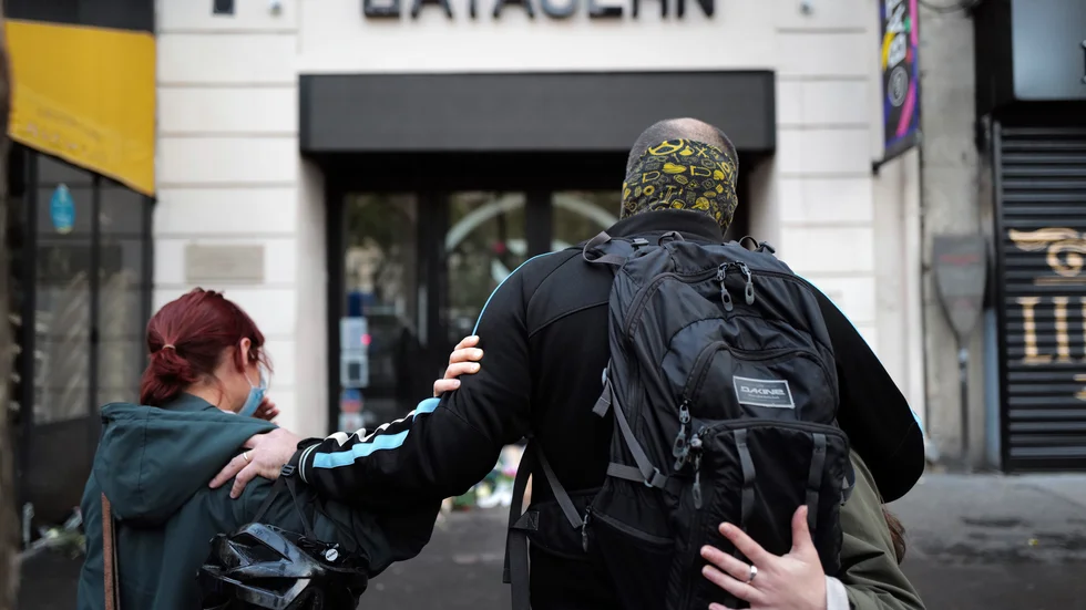 Anhöriga samlades utanför Bataclan den 13 november 2020 för att hedra offren i dåden som skakade Frankrike fem år tidigare. Arkivbild.