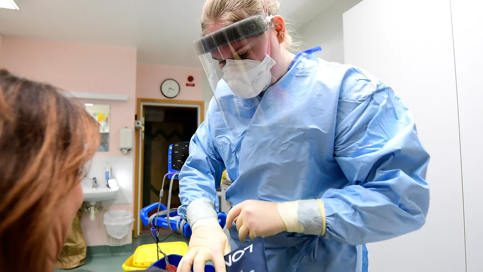 Kvinnor har stått i första ledet i kampen mot coronapandemin. Inte minst eftersom de dominerar inom sjukvårdssektorn. OBS! Patienten på bilden har inget med coronaviruset att göra.