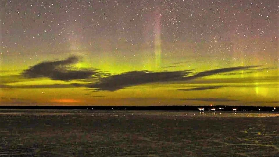 Erika Timewell fångade norrskenet över Gräsö med sin kamera på tisdagskvällen. 