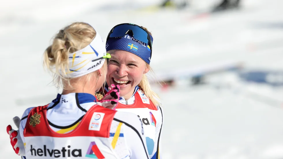 Jonna Sundling firar VM-guldet i sprintstafett tillsammans med Maja Dahlqvist.