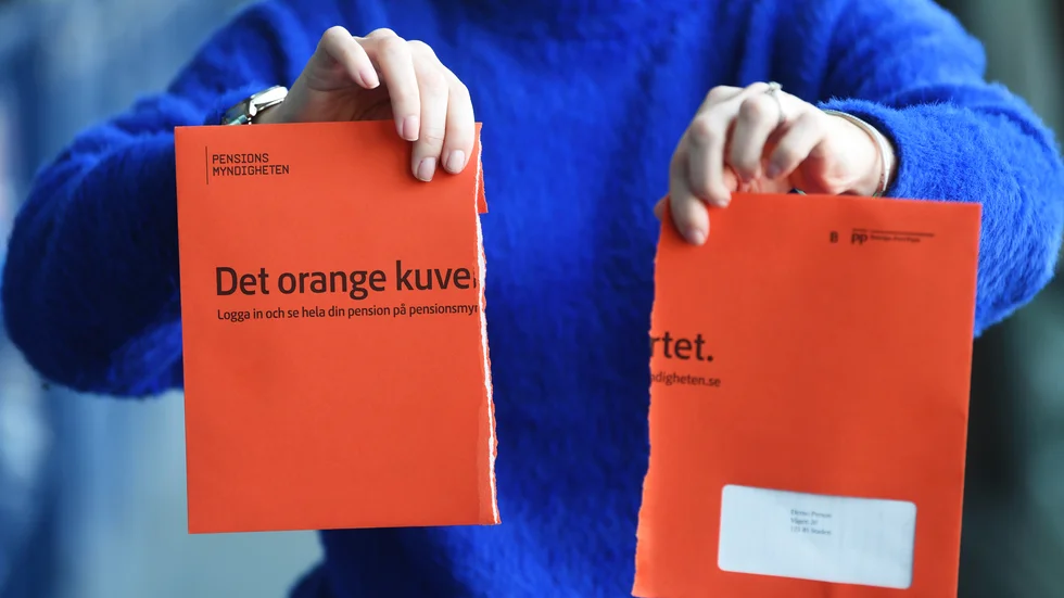 En pensionär, folkbokförd i Katrineholm, har fått motsvarande 7 000 kronor i månaden under sex år. 