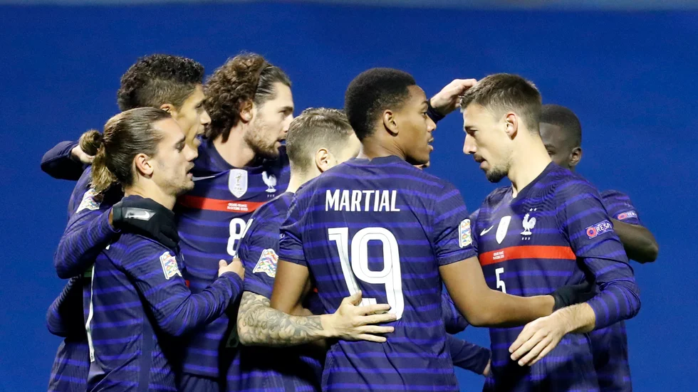 Antoine Griezmann kramas om efter sitt 1–0-mål.