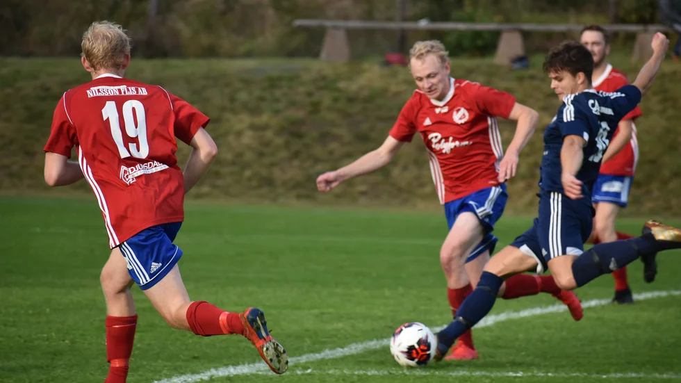 Här laddar HM IS-skyttekungen Rasmus Samuelsson för fullt i en match mot Djursdala.
