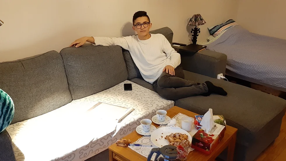 Jawid Ibrahimi har under sin korta tid i Katrineholm lärt sig perfekt svenska och utbildat sig till undersköterska. Nu hoppas han på ett fast jobb på Karsudden eller inom äldrevården. 