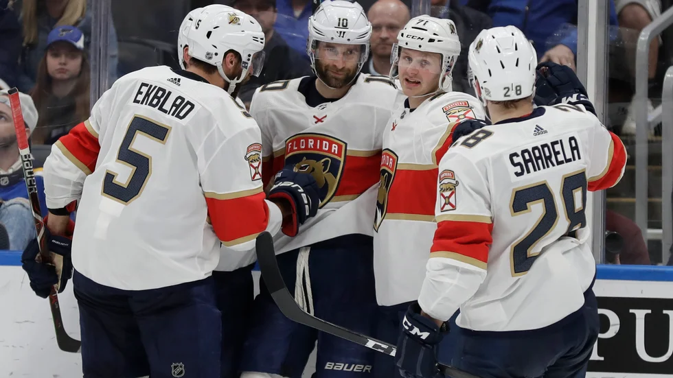 Lucas Wallmark (71) tvingas lämna Florida Panthers efter bara nio matcher. Nu är han fri att gå till vilken klubb som helst.