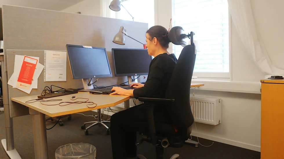 För att undvika fysiska problem vid hemarbete är det bland annat viktigt att sitta rätt, berättar Maria Steneskog Nyman på Previa.