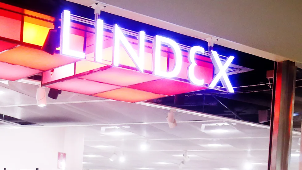 Lindex sätt att blanda svenska och engelska ord omnämns som ett varnade exempel av denna debattör. 