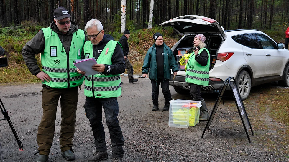 Missing people sökte under helgen med 160 frivilliga i Notsel. Men både lördagens och söndagens sök blev resultatlösa." Vi har inte hittat någonting", säger insatsledare Christer Lindbäck, på bilden tillsammans med insatsledaren Martin Persson.