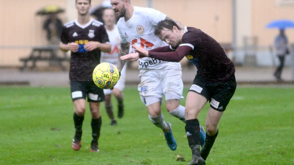 På Folkungavallens närmast ospelbart blöta gräsmatta blev den första halvleken inte fotboll utan en kampsport. Här köttas Hargs skyttekung Johan Urborn omkull. 