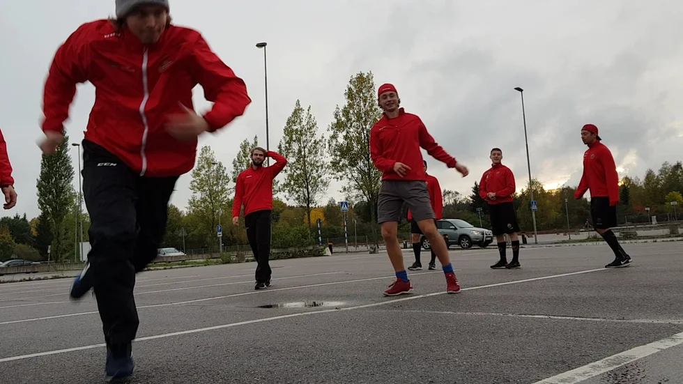 Almtunaspelare värmer upp med fotboll.