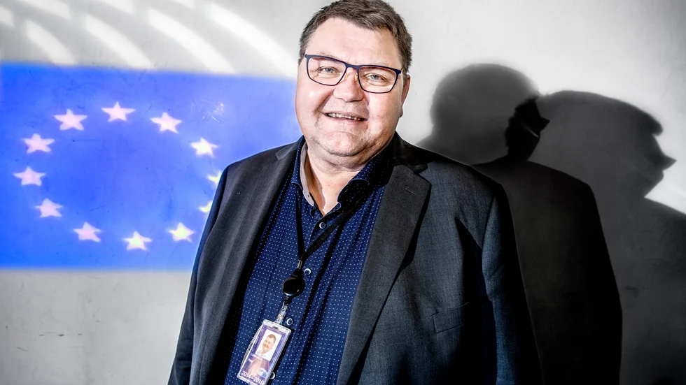 Moderaternas och Kristdemokraternas  tidigare vurm för att hålla Sveriges EU-avgift låg verkar bara ha varit ett spel för galleriet, skriver Peter Lundgren (SD).