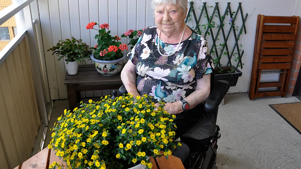 Maj-Lis Eriksson är trots sina handikapp en person med en glatt humör. " Jag försöka se framåt i livet. jag tycker jag har det bra, säger 85-åringen.