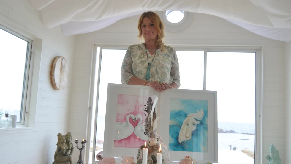 Lena Gabriella uttrycker sin med andlig konst och målar efter de inre bilder som kommer till henne. 