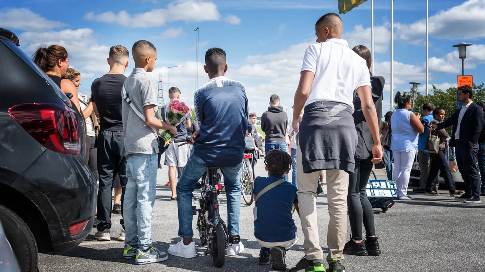 Människor i Botkyrka samlas vid platsen där en tolvårig flicka sköts ihjäl natten mot söndagen.