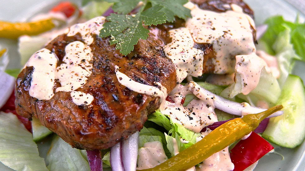 Biff med pepprig dressing och en variationsrik sallad blir en god grillmiddag.