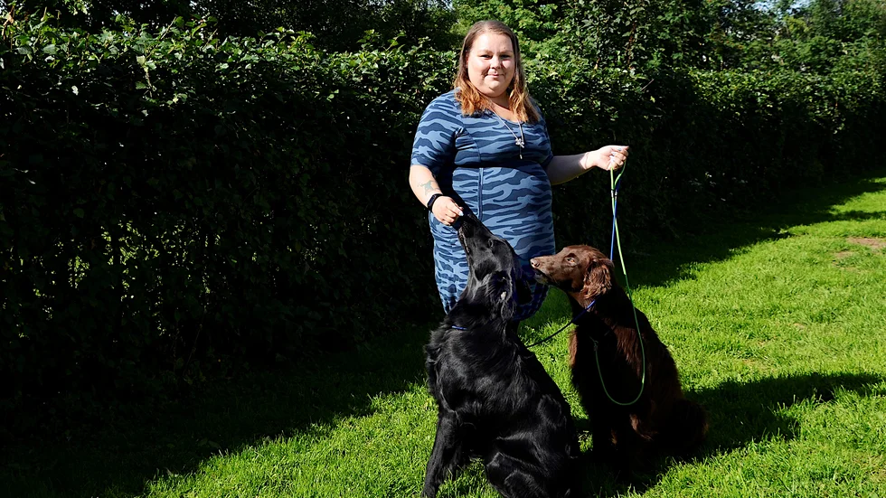 "Vi måste se oss som en del av något större för det kan drabba vem som helst" säger Stina Nejden i Gällivare, här tillsammans med hundarna Ruben och Allan.