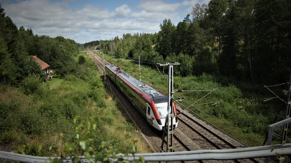 "Man förstår nog inte vilken kraft tågen kommer med. De som ställde dit den här betongsuggan kanske tyckte att detta var ett roligt skämt, men nej det är inte särskilt roligt för de inblandade. Det är så mycket som kan hända" säger Katarina Wolffram, presskommunikatör på Trafikverket. 