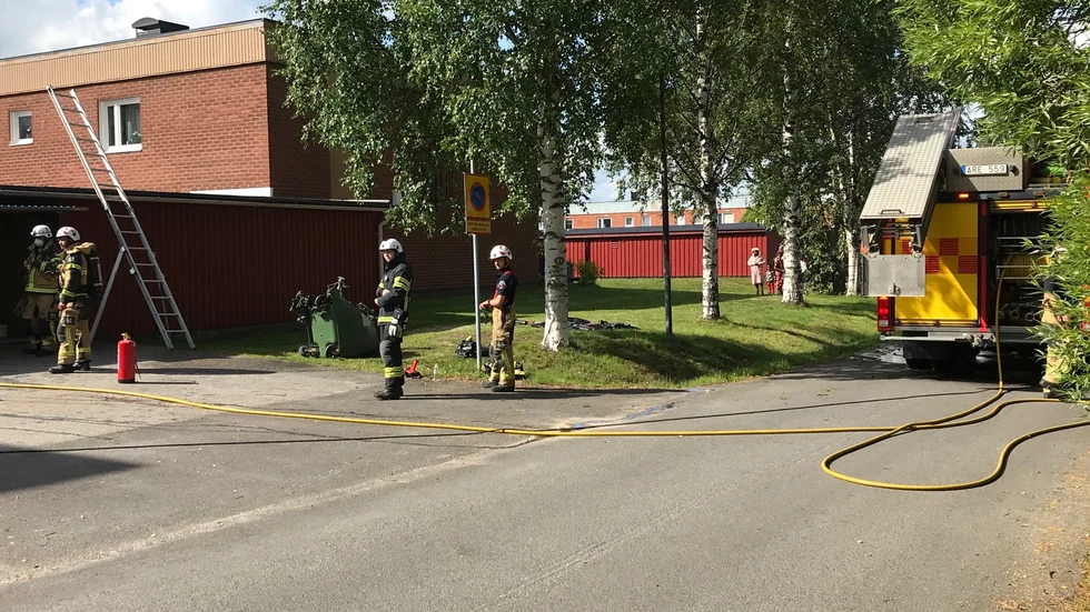 Räddningstjänsten larmades till Klubbgärdet efter att det börjat brinna i ett sopkärl.
