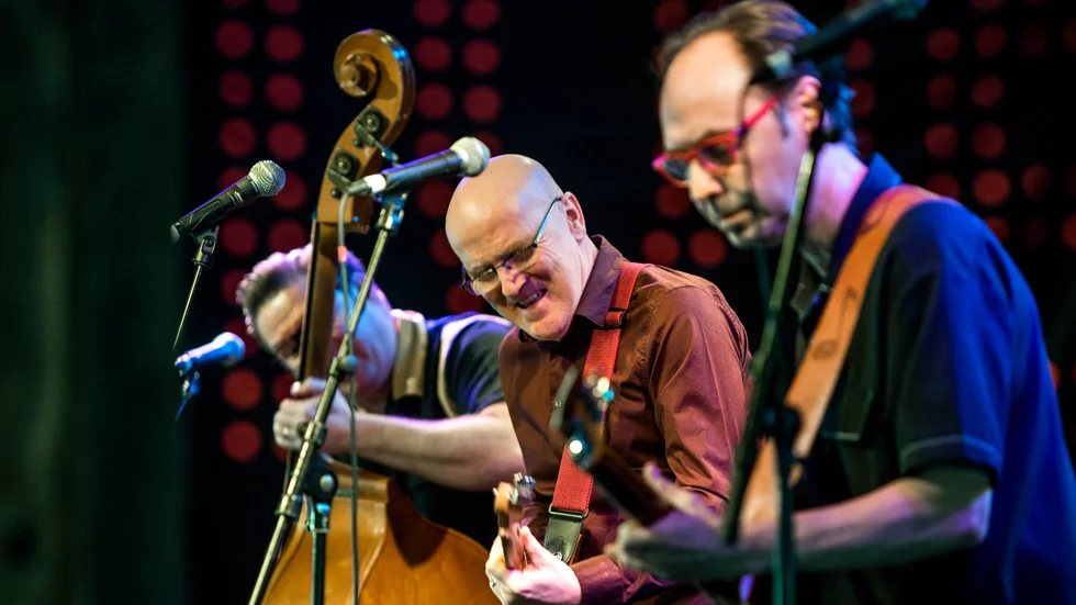 Kent Wennman  (i mitten) sekonderad av Ulf Holmberg på gitarr och Stefan Person på kontrabas. På scenen brukar även trummisen Per-Åke Persson och Nicke Widén på pedal steel befinna sig.