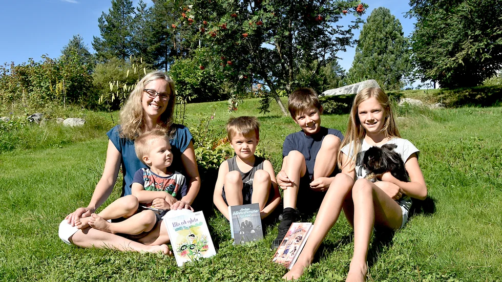 Maria Skotte Pekkari med barnen Nils, 3, Albin, 5, Vilhelm, 14, och Matilda, 11, som alla fungerar både som inspiration och testläsare i hennes författarskap. 