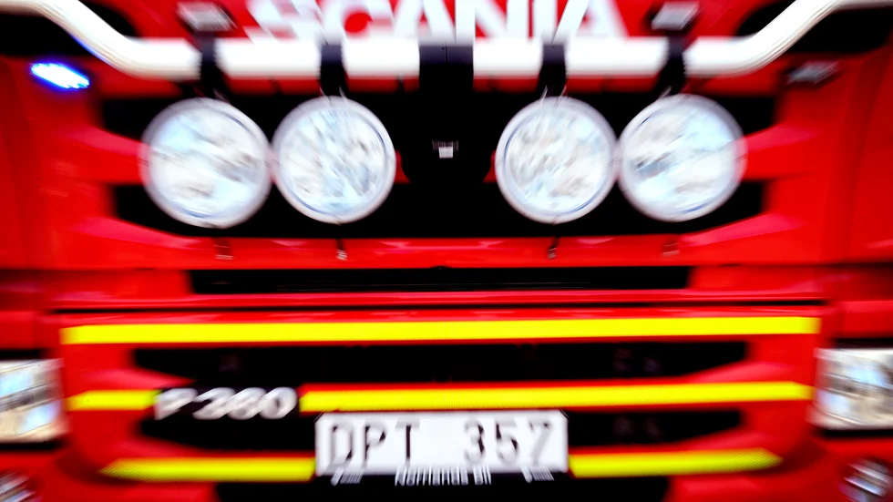 Under lördagsnatten brann två bilar på en parkering i Valsta, Sigtuna.
