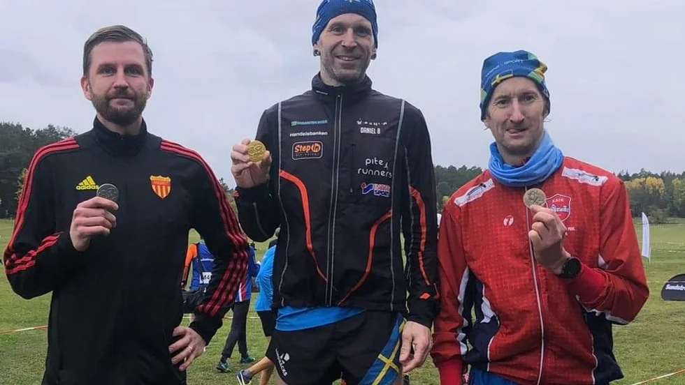 Daniel Björkman (i mitten) vann SM i terränglöpning i klassen M40. Här med tvåan Henrik Brattander och trean Anders Soovik.