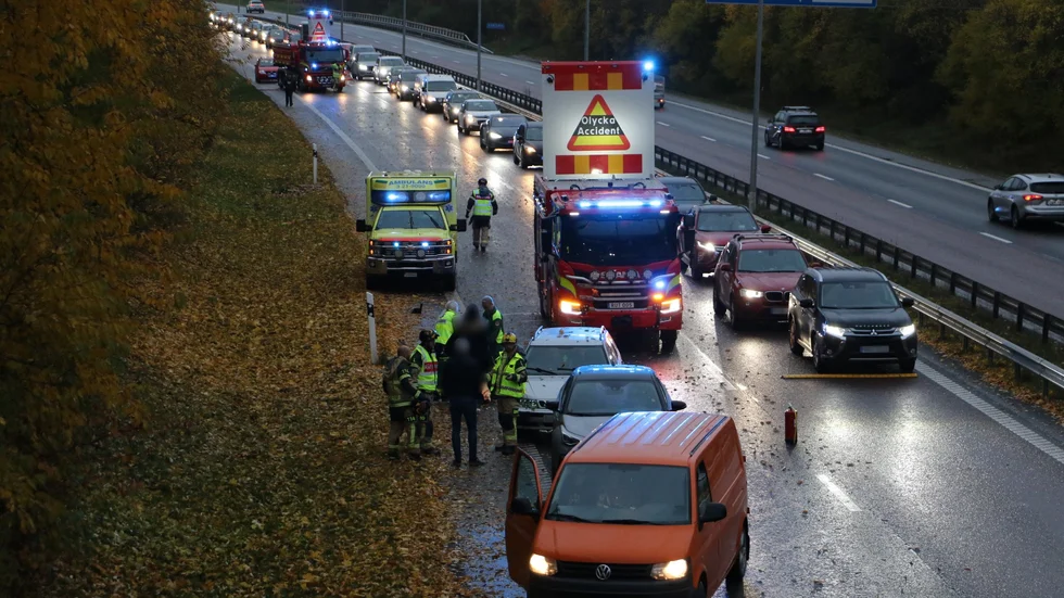 Två personbilar var inblandade i en trafikolycka på Bärbyleden på söndagseftermiddagen. Vägen stängdes av under räddningsarbetet.