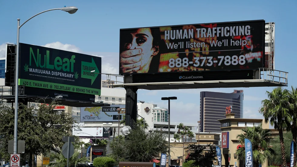 En skylt med numret till amerikanska National Human Trafficking Hotline i Las Vegas, USA. Arkivbild.