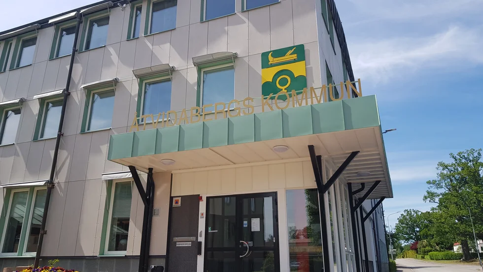 1100 kommunanställda ska få tjänstekort, en fotolegitimation som ska användas i kommunens lokaler och vid besök. 