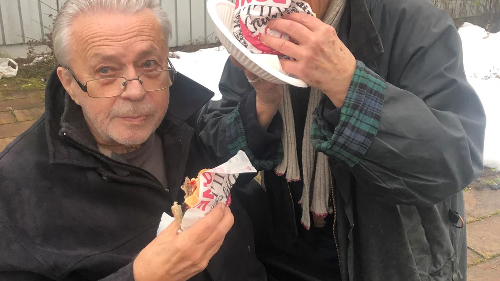 Sture och Britt-Marie Mansten lät sig väl smaka av grillbuffén i Föreningshusets trädgård.