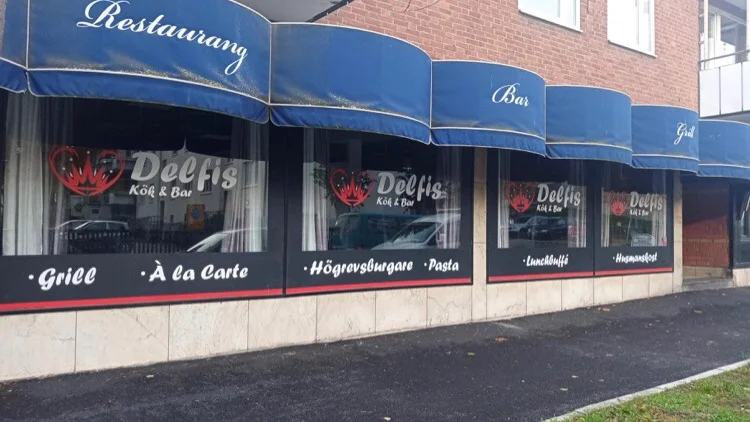 På dörren sitter en stor lapp med ordet "STÄNGT" och nu säljs restaurangen vidare efter konkurs.