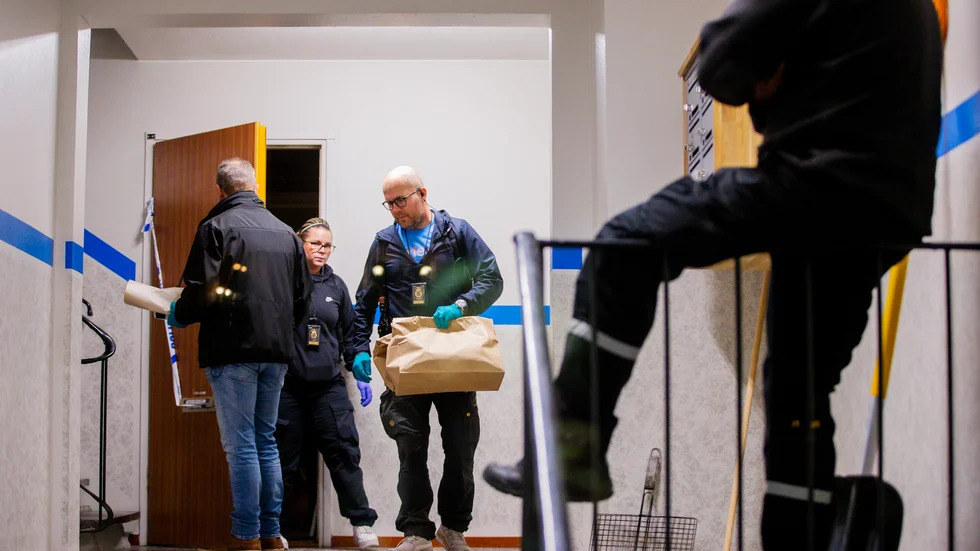 Polisen säkrade bevis i anslutning till 44-åringens bostad under torsdagskvällen, men mordvapnet hittades inte. 