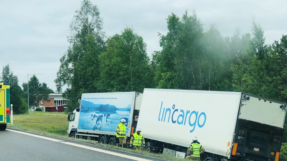 En lastbil körde i diket efter väg 97 i höjd med Stadsön.