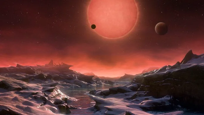 Proxima b är inte den enda jordlika planeten som upptäckts på senare år. Runt dvärgstjärnan Trappist-1, som ligger 40 ljusår bort, kretsar tre planeter som är jämförbara med jorden i storlek och temperatur. På bilden en rekonstruktion av hur det kan se ut på en av planeterna.