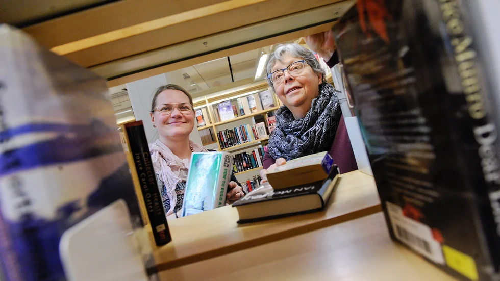 Biblioteksassistenterna Sara Edström och Irene Näslund.