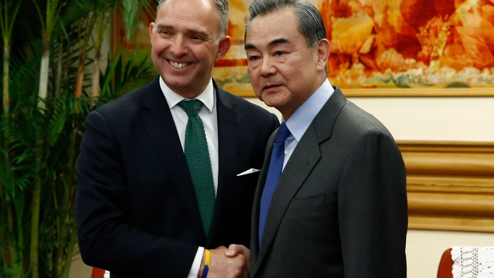 Storbritanniens nationelle säkerhetsrådgivare Mark Sedwill (vänster) lämnar sin post. På bildenmöter han Kinas utrikesminister Wang Yi i Peking. Arkivbild.