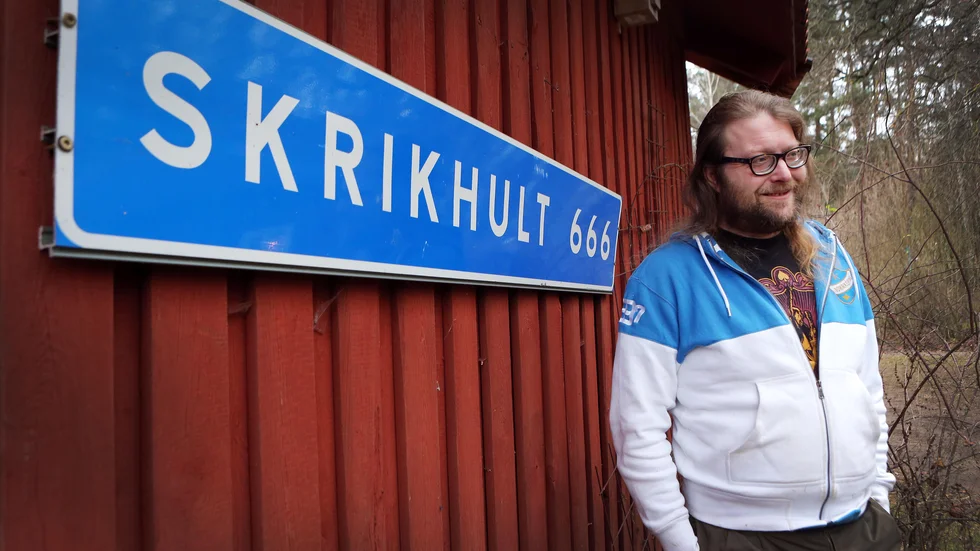 Olof Wikström ser till att hålla Skrikhult igång. Trots pandemi har han samlat ett imponerande gäng artister till sin gård mellan Svärtinge och Finspång.