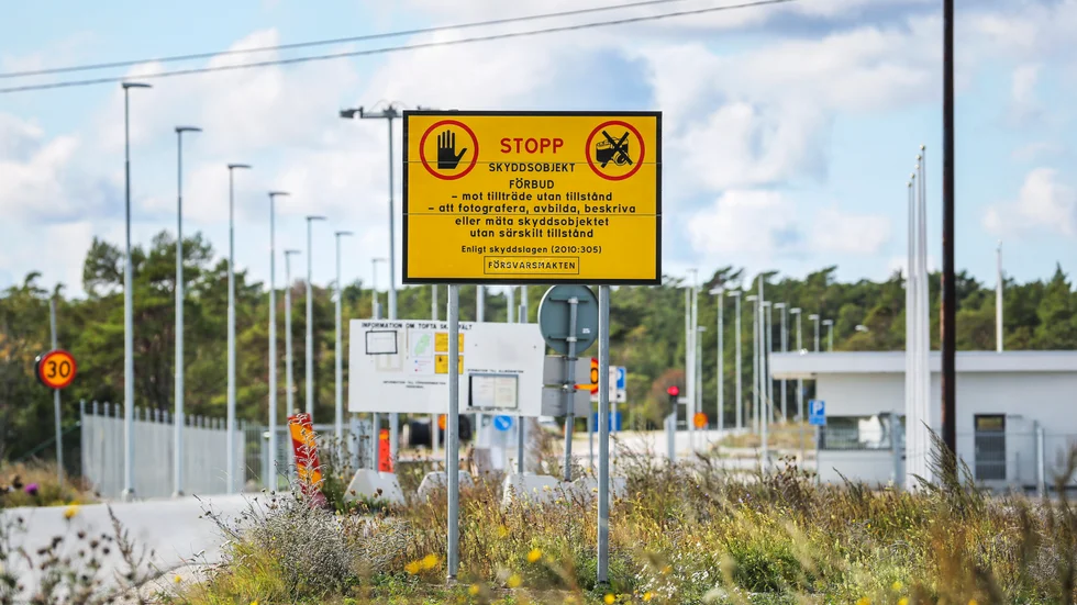 Försvarsmakten vill sänka hastighetsbegränsningen på väg 140, förbi huvudinfarten till Tofta skjutfält. Förslaget är att sänka från 90 km/tim till 70.